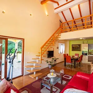 Maris Apartment